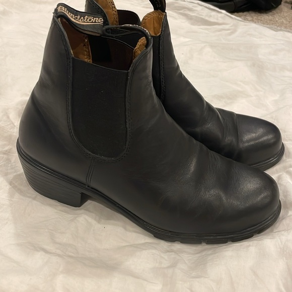 Blundstone women’s heeled, black leather boot - Picture 6 of 10